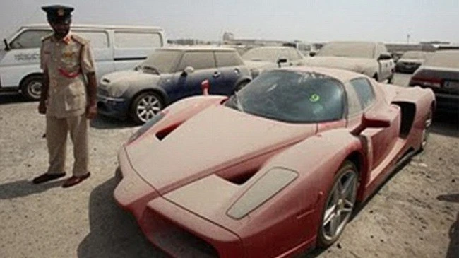 Cảnh sát không thể bán chiếc Ferrari Enzo phủ bụi nổi tiếng ảnh 1