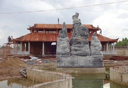 Hoài Linh xin được giữ công trình đền thờ tổ ảnh 1 Công trình đền thờ tổ do Hoài Linh bỏ tiền túi xây dựng và đưa ra ý tưởng thiết kế. Ảnh: D.C.
