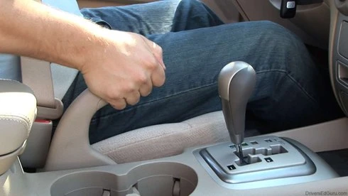 Kinh nghiệm giảm tốc độ khi ô tô đang di chuyển​ ảnh 2