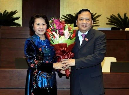 Miễn nhiệm tám ủy viên Ủy ban Thường vụ Quốc hội và tổng kiểm toán ảnh 1 Chủ tịch Quốc hội Nguyễn Thị Kim Ngân tặng hoa cho Nguyên Phó chủ tịch Quốc hội Huỳnh Ngọc Sơn. Ảnh Như Ý.