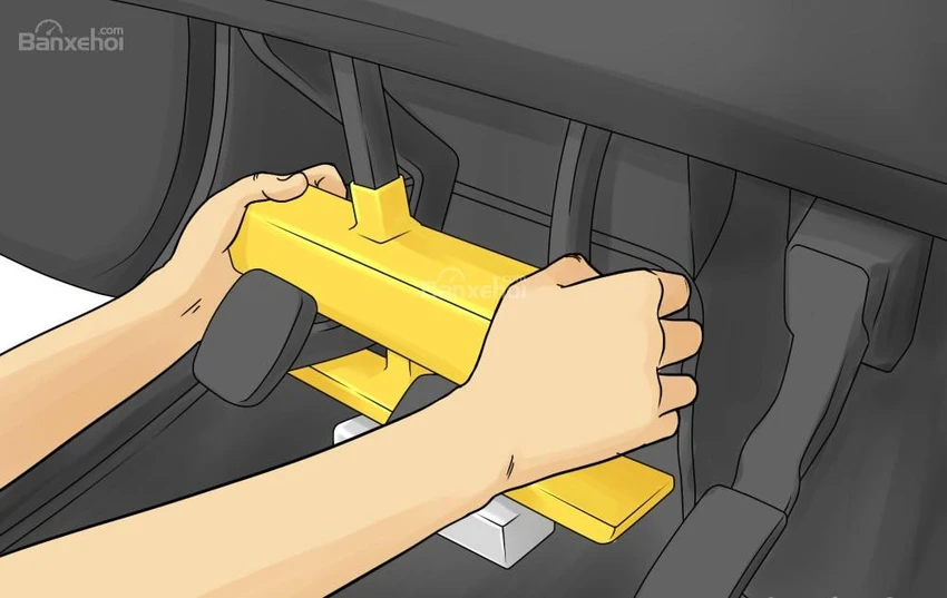 Ngoài khóa cửa xe, bạn có thể sử dụng các thiết bị cố định như chốt vô-lăng hay khóa bàn đạp Ngoài khóa cửa xe, bạn có thể sử dụng các thiết bị cố định như chốt vô-lăng hay khóa bàn đạp