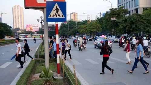 Người đi bộ vi phạm luật giao thông, bị phạt thế nào? ảnh 1 Người đi bộ vi phạm luật giao thông, bị phạt thế nào? ảnh 1