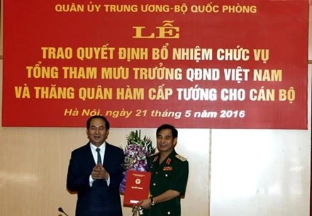 Chủ tịch nước Trần Đại Quang trao quyết định bổ nhiệm cho Trung tướng Phan Văn Giang. Ảnh: QĐND.