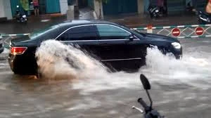 Xử lý khi ô tô chạy vào đường ngập nước ảnh 2