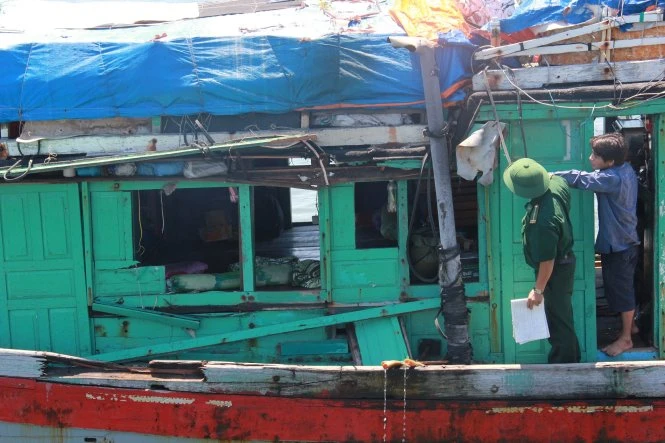 Tàu cá QNg 95821 bị tông mạn phải - Ảnh: Trần Mai Tàu Trung Quốc tông tàu cá Việt Nam ở Hoàng Sa