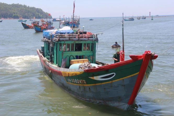 Chiếc tàu cá về đến cảng Sa Kỳ - Ảnh: Trần Mai Tàu Trung Quốc tông tàu cá Việt Nam ở Hoàng Sa