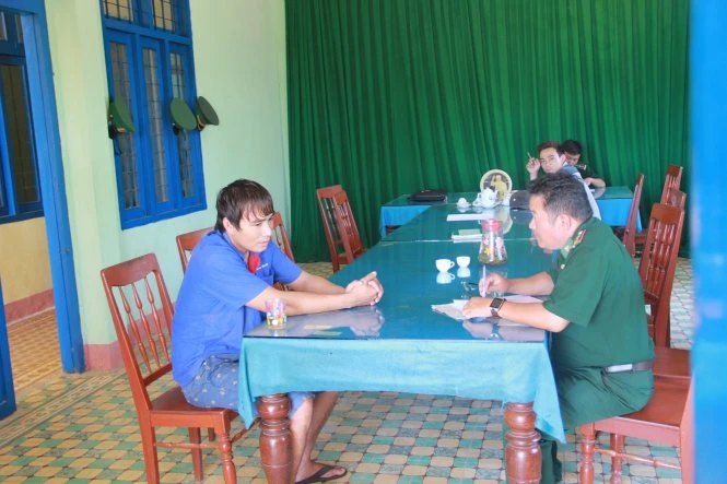Cán bộ trạm biên phòng làm việc với các ngư dân - Ảnh: Trần Mai Tàu Trung Quốc tông tàu cá Việt Nam ở Hoàng Sa