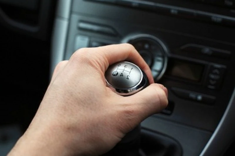 5 điều bạn không bao giờ được làm khi lái xe số sàn ảnh 2 Đừng “táy máy” tay khi bạn chưa cần sang số