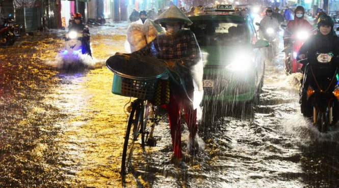 Người dân ở Sài Gòn chật vật đi lại trong cơn mưa lớn chiều tối 26-9. Ảnh: QUANG ĐỊNH Chiều tối nay, miền Nam lại có mưa vừa, mưa to