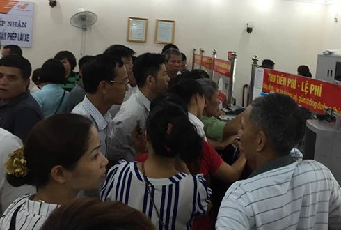 Nhiều người chen nhau chờđổi giấy phép lái xe tại Sở Giao thông Hà Nội.Ảnh:Xuân Hoa tong-cuc-duong-bo-thuc-tien-do-doi-giay-phep-lai-xe