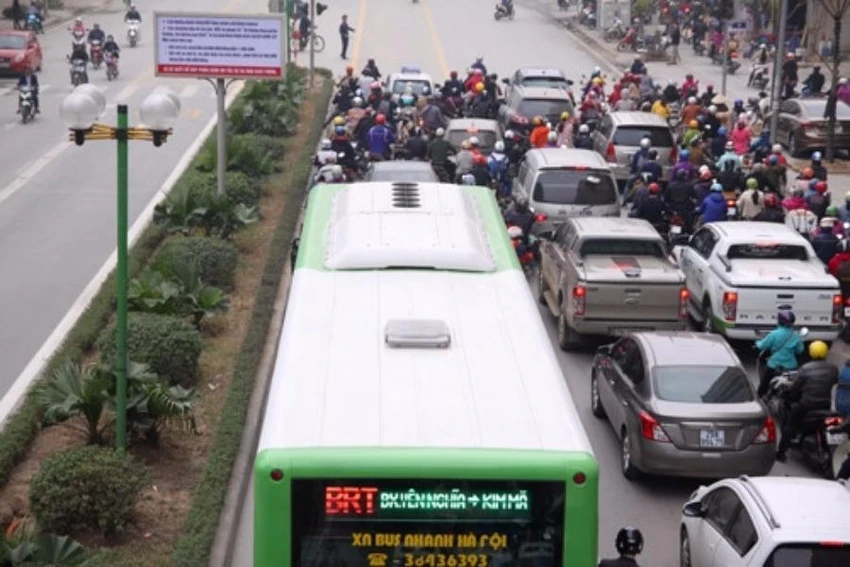 Xe máy lấn làn xe buýt nhanh bị phạt nguội 400.000 đồng ảnh 1