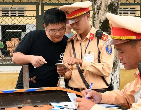 Đã ký biên bản, xem lại hình ảnh vi phạm được không? ảnh 1