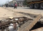 Coi chừng trẻ lọt hố ga khi mùa mưa đến