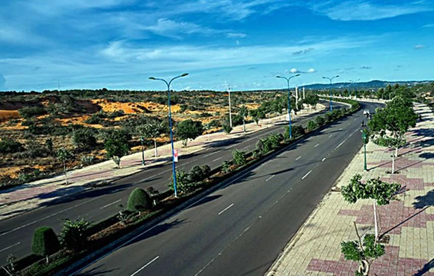 Nơi xảy ra vụ việc bé Linh bị xâm hại gần đường Võ Nguyên Giáp, Phan Thiết rất vắng người. Ảnh: PĐ Nơi xảy ra vụ việc bé Linh bị xâm hại gần đường Võ Nguyên Giáp, Phan Thiết rất vắng người. Ảnh: PĐ