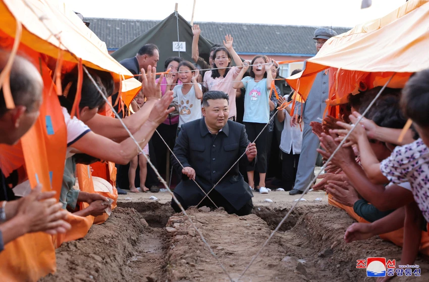 Nhà lãnh đạo Triều Tiên thị sát vùng lũ_100824.jpg