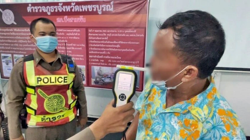 Cảnh sát Thái Lan kiểm tra nồng độ cồn tài xế nghi say xỉn.jpeg