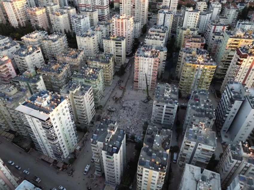 Tàn tích chung cư Alpargun sau động đất 2023.jpg