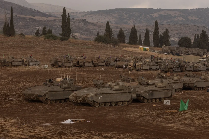Israel huy động thêm lực lượng bộ binh và thiết giáp tới dọc biên giới với Lebanon hôm 1-10. Ảnh: NYT