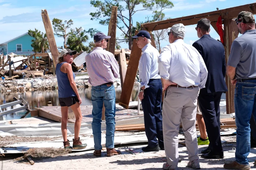 Biden thăm vùng bị ảnh hưởng bởi bão ở Florida.jpg