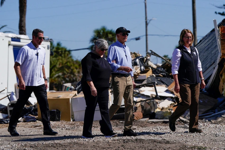 Tổng thống Joe Biden thị sát vùng bị bão Milton quét qua ở Florida.jpg
