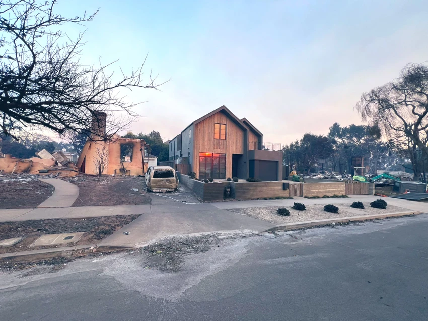 Giải mã bí mật về những căn nhà nguyên vẹn giữa bão lửa ở Los Angeles.jpg