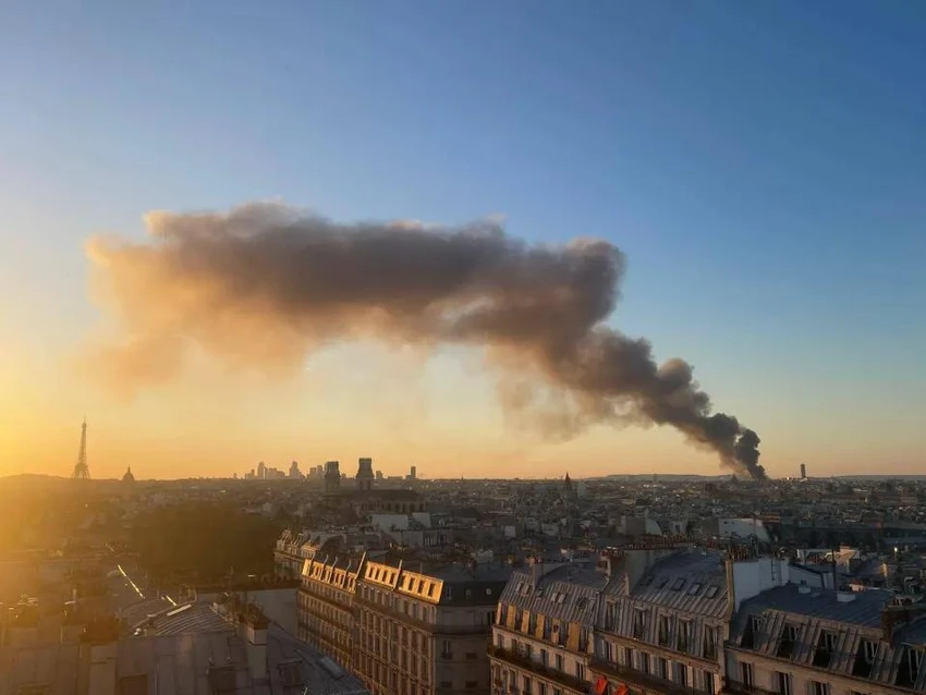 Cháy lớn thiêu rụi trung tâm phân loại rác ở Paris_4.jpg