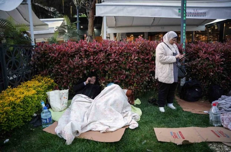 Thổ Nhĩ Kỳ _ Dân Istanbul dựng lều ngủ trong công viên vì sợ lại có động đất_4.jpg