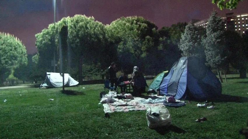 Thổ Nhĩ Kỳ _ Dân Istanbul dựng lều ngủ trong công viên vì sợ lại có động đất_8.jpg