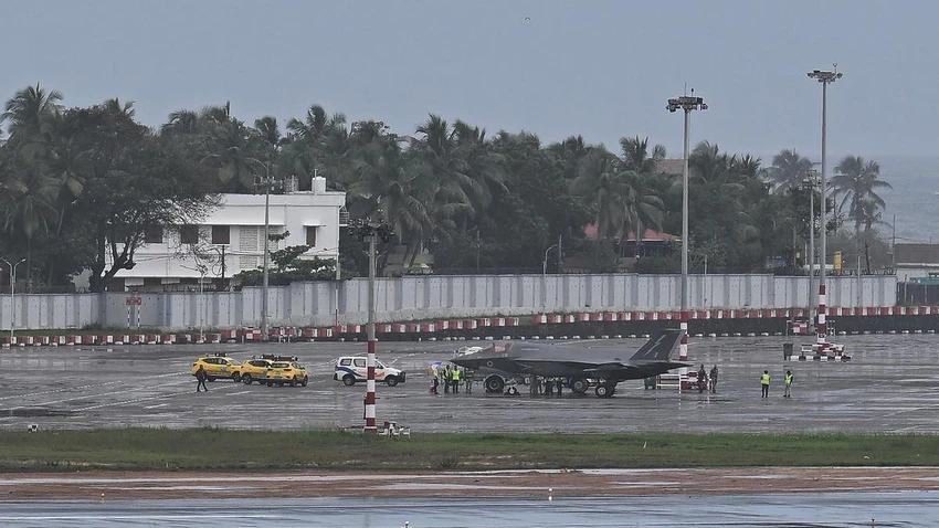 Tiêm kích F-35 từ tàu sân bay Anh hạ cánh khẩn cấp ở Ấn Độ - ảnh sáng 15-6_THE HINDU.jpeg