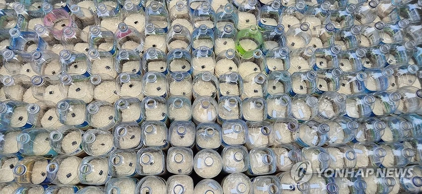 Hàn Quốc bắt 6 người Mỹ cố thả chai nhựa chứa tiền, gạo về phía Triều Tiên, đe doạ quan hệ liên Triều.jpg