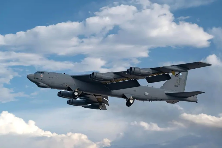 Phi công dân sự Mỹ 'bẻ lái gắt' để tránh va chạm máy bay ném bom B-52.jpg
