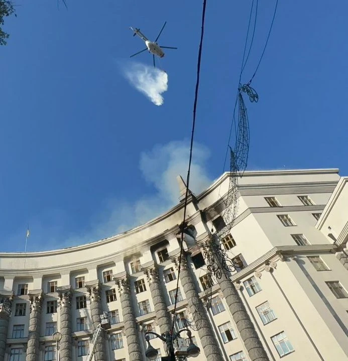 Toà nhà Chính phủ Ukraine cháy do Nga không kích Kiev_2.jpg