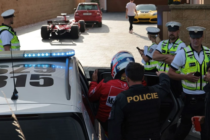 15 phút truy bắt lái xe đua F1 trên xa lộ CH Czech_9.jpg