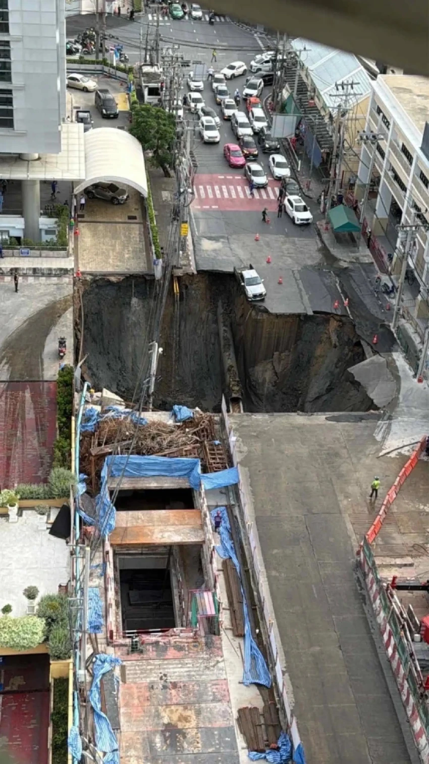 Hố sụt trước cửa bệnh viện Vajira, Bangkok_2.jpg