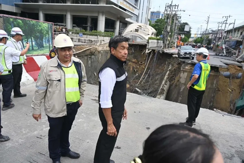 Thống đốc Bangkok thị sát hố sụt lún trước bệnh viện Vajira.jpg