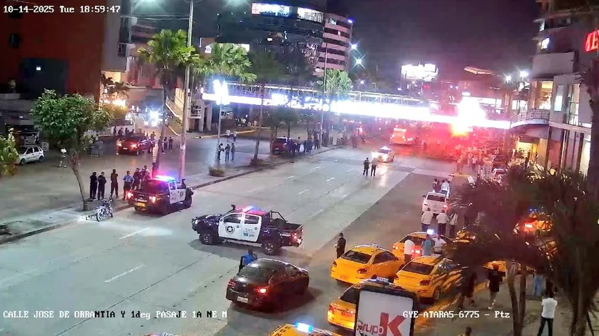 Phong toả hiện trường vụ nổ xe khủng bố kinh hoàng, nghi đánh bom xe, ở Guayaquil (1).jpg