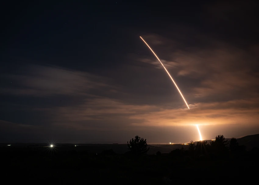 0611 Mỹ thử ICBM Minuteman III sau loạt cảnh báo nối lại thử hạt nhân.jpg