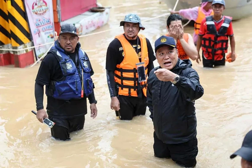 2711 Thái Lan dốc toàn lực, điều cả tàu sân bay hỗ trợ vùng bị lũ lụt ở miền nam_3.jpg