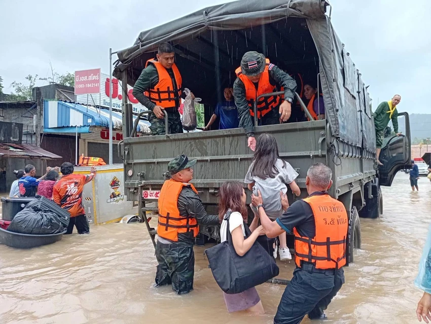 2711 Thái Lan dốc toàn lực, điều cả tàu sân bay hỗ trợ vùng bị lũ lụt ở miền nam_4.jpg