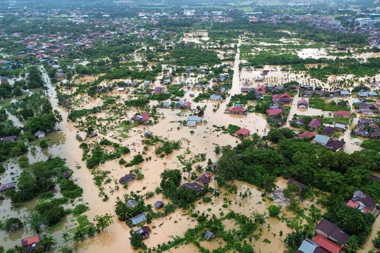 2911 Indonesia chìm trong lũ dữ, gần 180 người chết và 80 mất tích_2.jpg