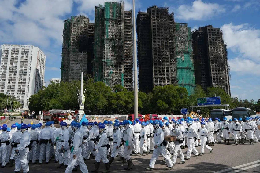 0112 Những hình ảnh đầu tiên trong khu chung cư bị hoả hoạn thiêu trụi ở Hong Kong_14.jpg