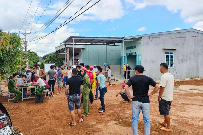 Hàng xóm đến chia buồn cùng gia đình nạn nhân. Ảnh: LK. Hàng xóm đến chia buồn cùng gia đình nạn nhân. Ảnh: LK.