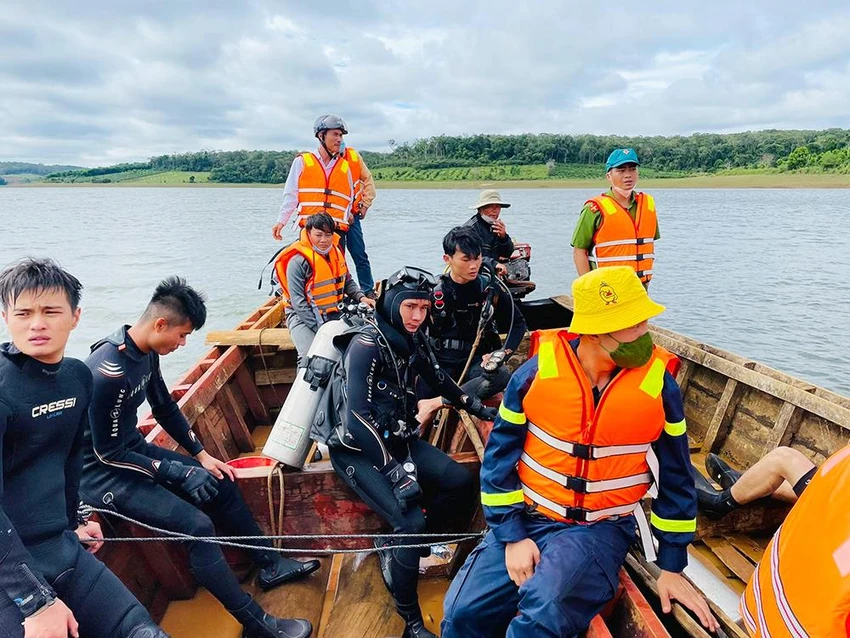 Lực lượng cứu nạn cứu hộ tổ chức tìm kiếm nạn nhân mất tích trên lòng hồ thủy điện Vĩnh Sơn B. Ảnh: CACC Lực lượng cứu nạn cứu hộ tổ chức tìm kiếm nạn nhân mất tích trên lòng hồ thủy điện Vĩnh Sơn B. Ảnh: CACC