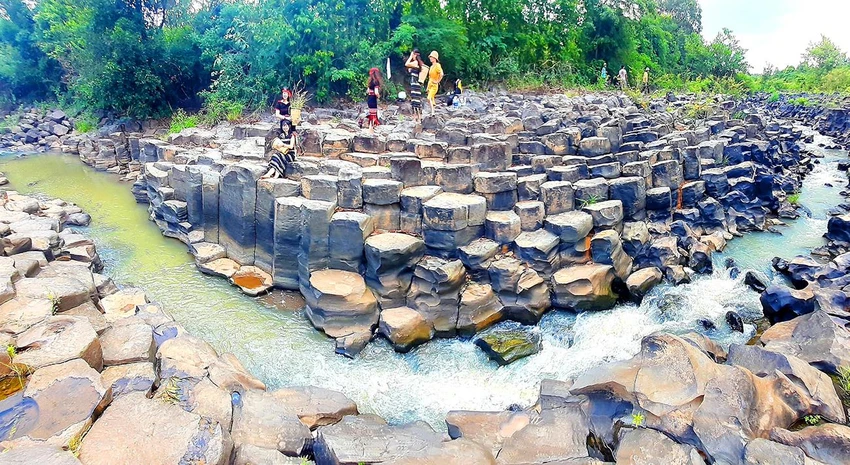 Bãi đá cổ thị trấn Ia Ly thu hút rất nhiều khách tham quan, với vẻ đẹp tự nhiên, hoang sơ. Ảnh: CH.