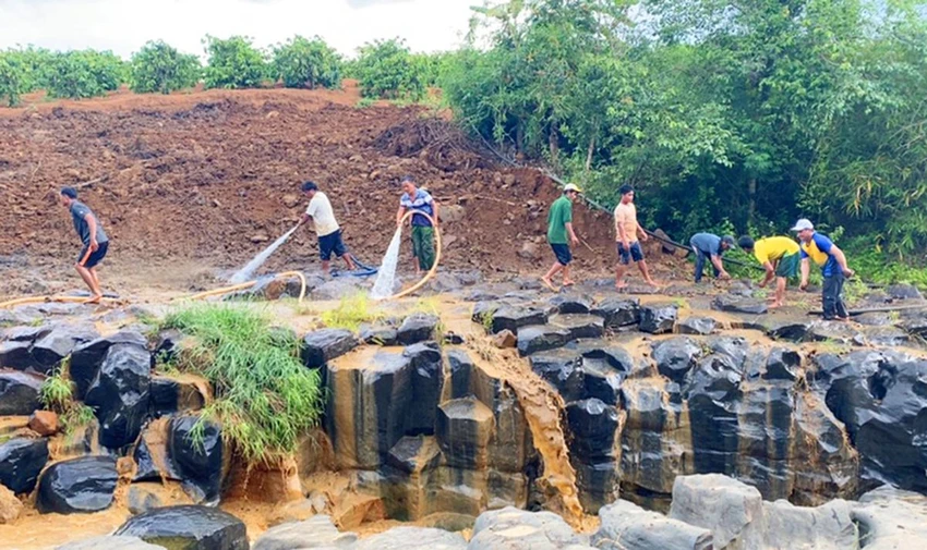 Chính quyền thị trấn Ia Ly và người dân di dời phần đất xâm lấn, làm sạch như ban đầu. Ảnh: CD.