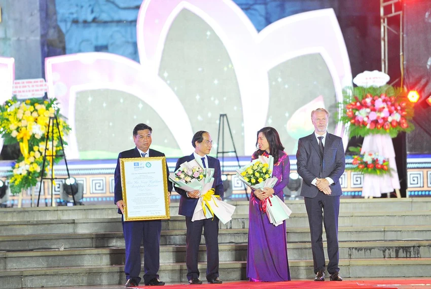Ông Christian Manhart, Trưởng đại diện Văn phòng UNESCO tại Việt Nam công bố và trao quyết định công nhận khu dự trữ sinh quyển thế giới Cao nguyên Kon Hà Nừng cho tỉnh Gia Lai. Ông Christian Manhart, Trưởng đại diện Văn phòng UNESCO tại Việt Nam công bố và trao quyết định công nhận khu dự trữ sinh quyển thế giới Cao nguyên Kon Hà Nừng cho tỉnh Gia Lai.