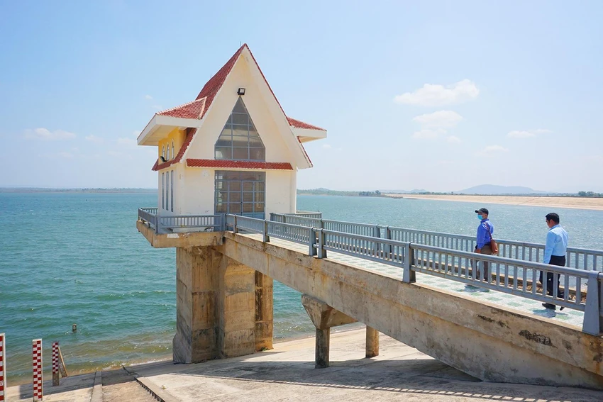 Công trình thủy lợi Ia Mơ, huyện Chư Prông đã khởi công cách đây 17 năm nhưng đến nay vẫn chưa xây dựng xong vùng tưới vì liên quan đến hàng ngàn ha rừng chưa được chuyển đổi sang đất nông nghiệp. Công trình thủy lợi Ia Mơ, huyện Chư Prông đã khởi công cách đây 17 năm nhưng đến nay vẫn chưa xây dựng xong vùng tưới vì liên quan đến hàng ngàn ha rừng chưa được chuyển đổi sang đất nông nghiệp.
