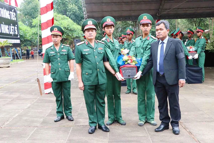 Lãnh đạo tỉnh Gia Lai tiễn đưa hài cốt liệt sĩ đi an táng. Lãnh đạo tỉnh Gia Lai tiễn đưa hài cốt liệt sĩ đi an táng.