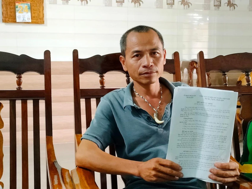 Ông Nam cho rằng, ông rất mệt mỏi sau khi vớt được cây gỗ chìm dưới lòng đất, xã Sa Sơn, huyện Sa Thầy. Ông Nam cho rằng, ông rất mệt mỏi sau khi vớt được cây gỗ chìm dưới lòng đất, xã Sa Sơn, huyện Sa Thầy.