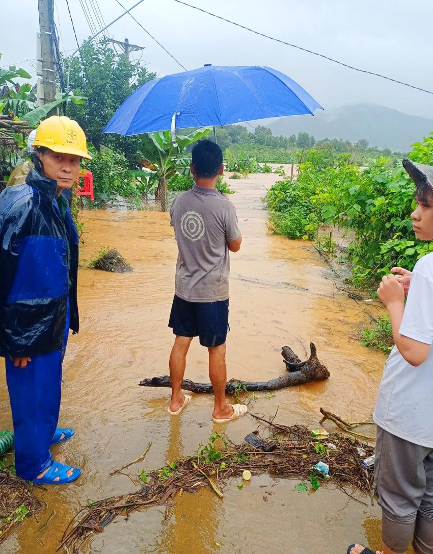 Vụ việc 62 hộ dân bị thiệt hại nặng nề do thủy điện xả lũ đã xảy ra gần 3 năm nay nhưng vẫn chưa được đền bù xong, khiến nhiều hộ lâm cảnh khó khăn. Vụ việc 62 hộ dân bị thiệt hại nặng nề do thủy điện xả lũ đã xảy ra gần 3 năm nay nhưng vẫn chưa được đền bù xong, khiến nhiều hộ lâm cảnh khó khăn.